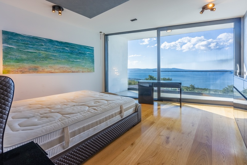 Bedroom with sea view.