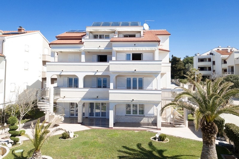 House with 8 apartments by the sea for sale - Panorama Scouting Immobilien.
