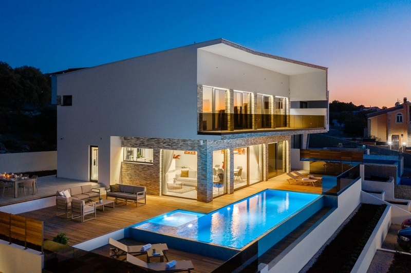 Modern villa with beautiful sea views and infinity swimming pool for sale.