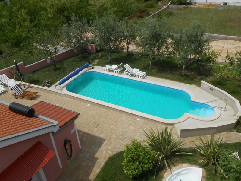 Swimming pool and Mediterranean outdoor area of ​​the property H1998, Croatia.