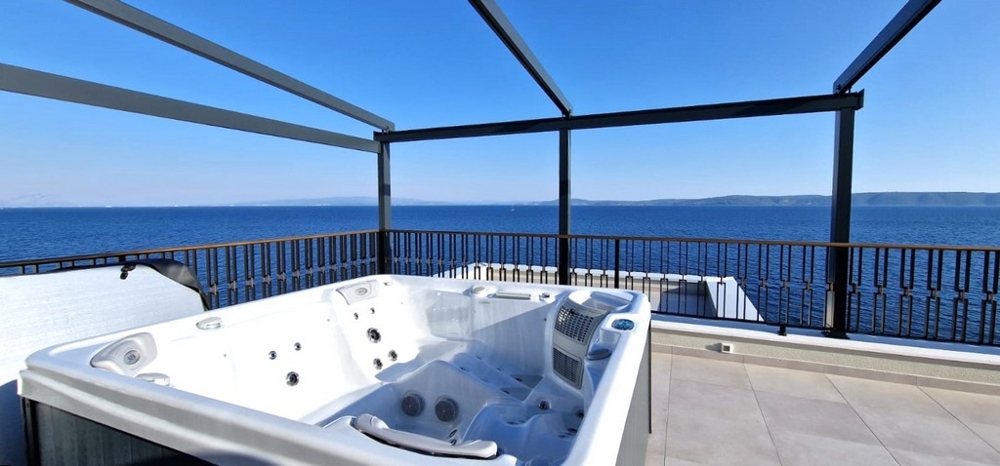 Rooftop jacuzzi with panoramic sea views.
