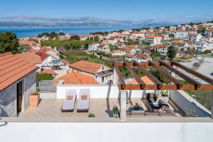 Buy a house on the island of Brac in Dalmatia - Panorama Scouting H2595.