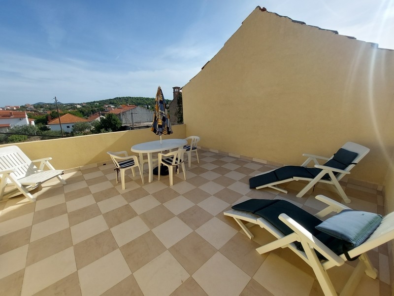 Roof terrace of the property H2649 on the island of Ugljan in Croatia - Panorama Scouting.