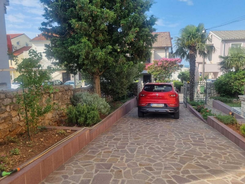 The entrance to property H2658 in Crikvenica, Croatia - Panorama Scouting.