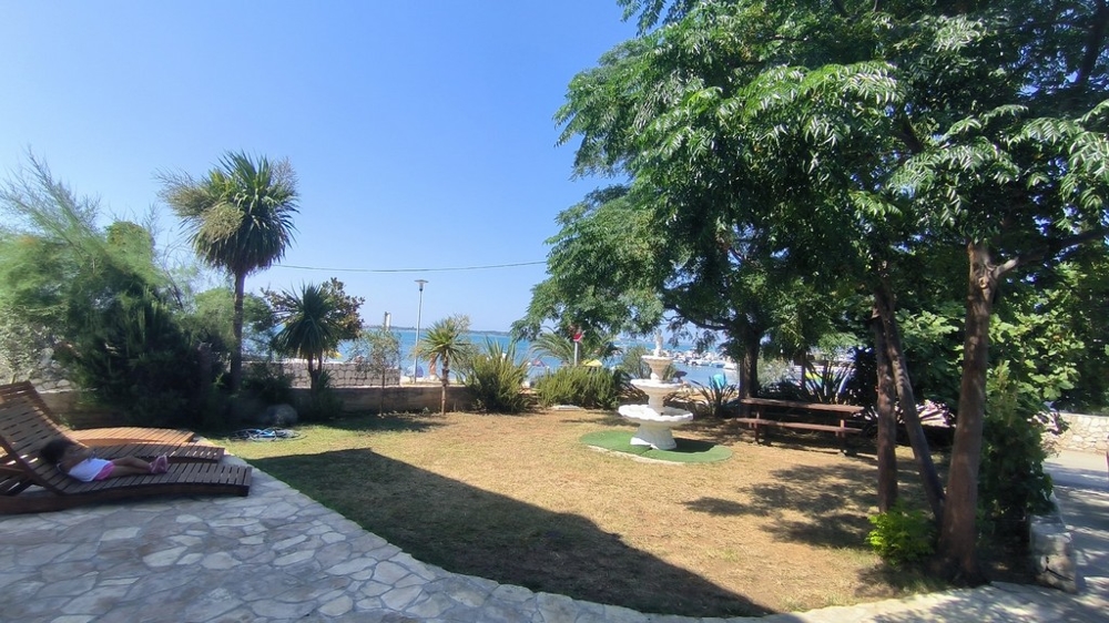 View of the garden and the beach.