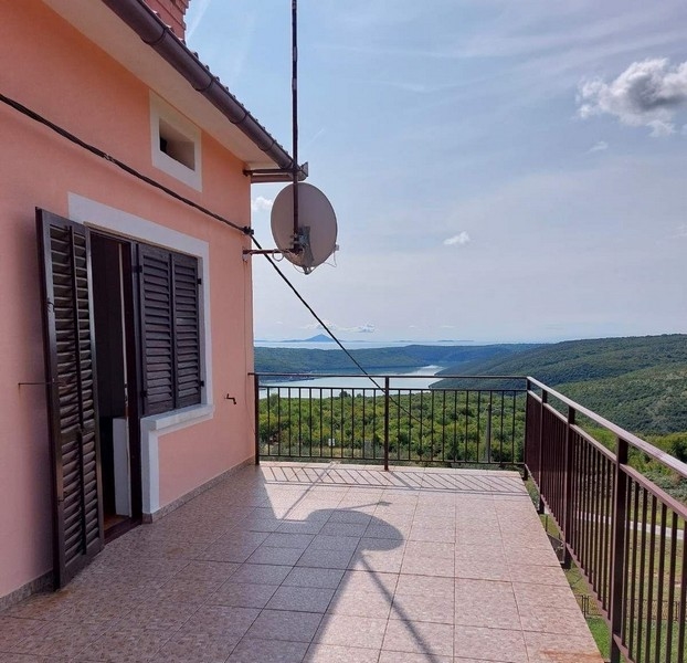 Spacious balcony with sea view - H2780