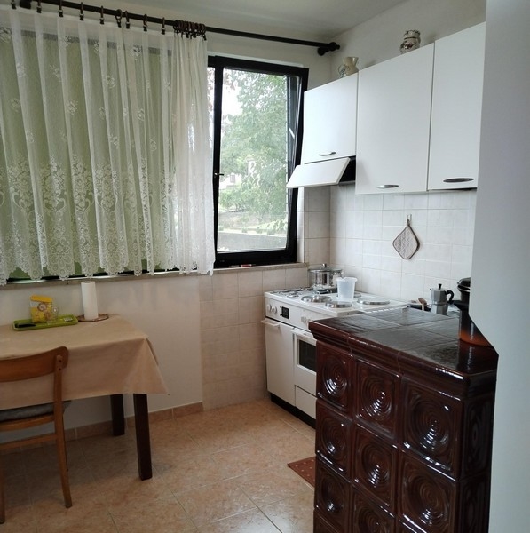Fully furnished kitchen with window