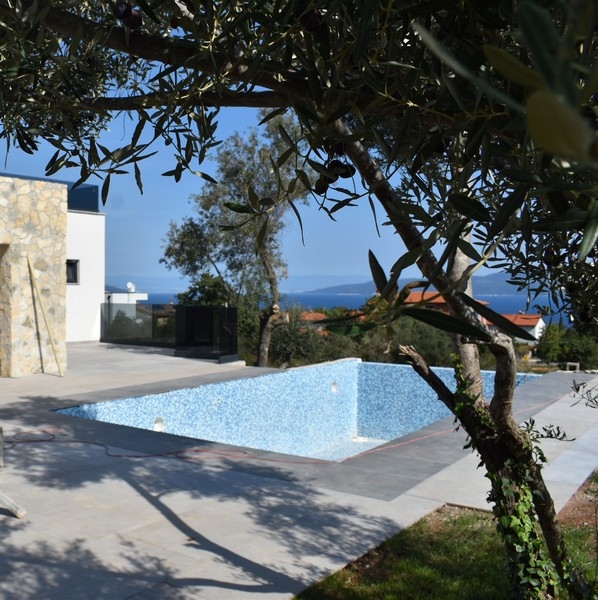 Villa with spacious plot and sea views in Labin