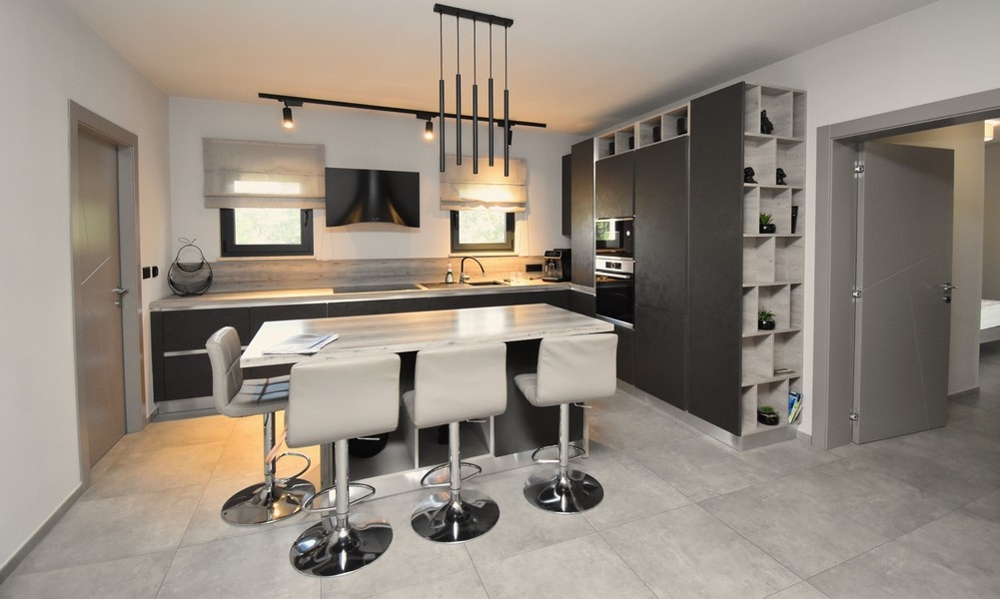 High-quality kitchen with dining area and cooking island