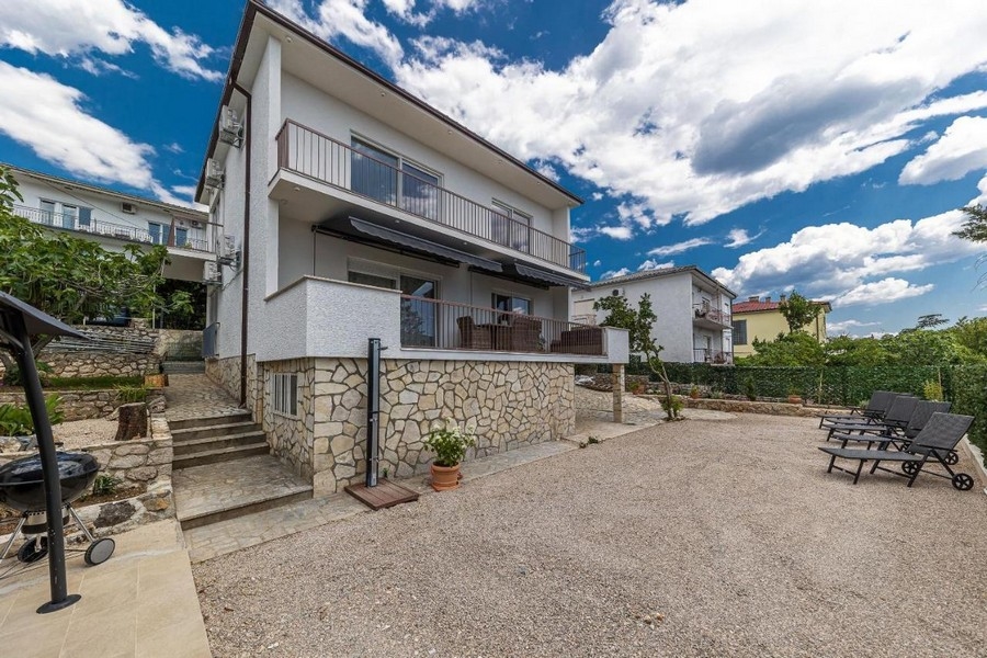 Spacious house with garden and parking spaces - Crikvenica H2813