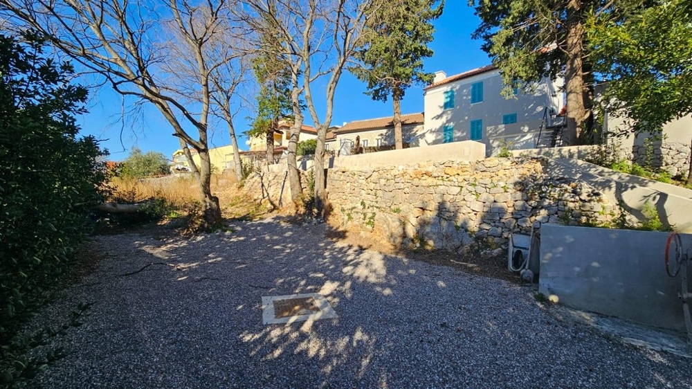 Panorama Scouting H2871: Natural garden area next to the townhouse with old stone walls and trees.