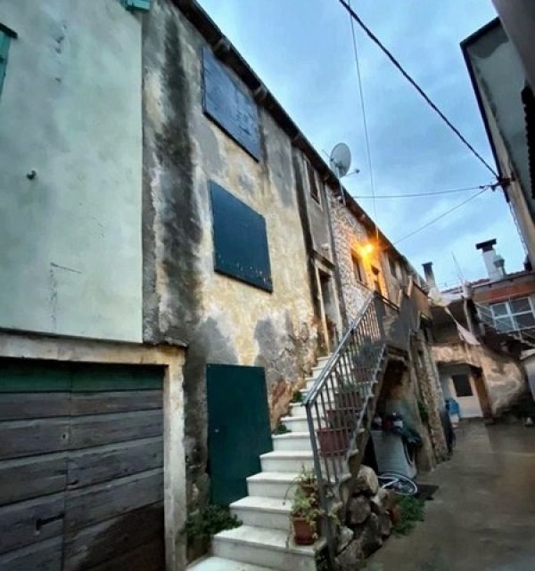 Old stone house with patina in a traditional Croatian village, renovation project - real estate project in Croatia