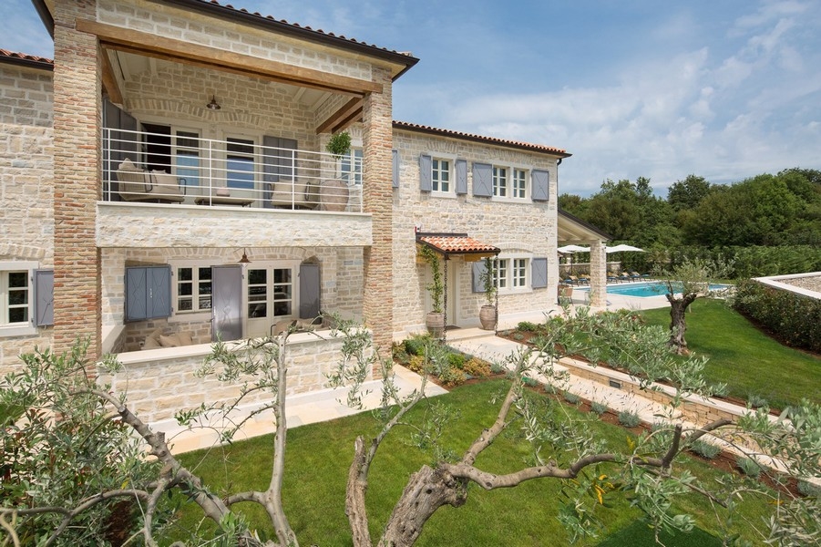 Spacious villa with balcony, olive trees in the garden and views of the pool area - Real Estate Croatia