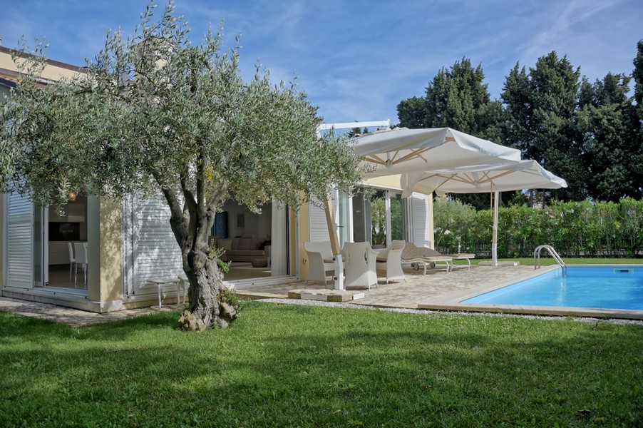 Idyllic house by the sea in Istria with pool and garden - for sale.