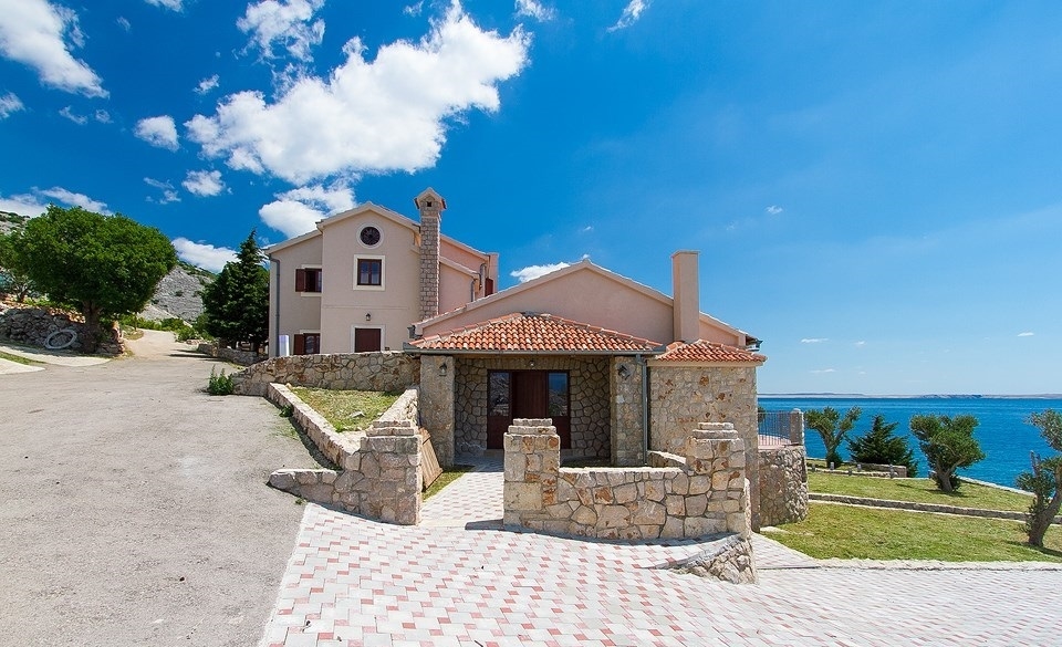 Spacious equipment and rental of luxury villa for sale in Dalmatia seafront