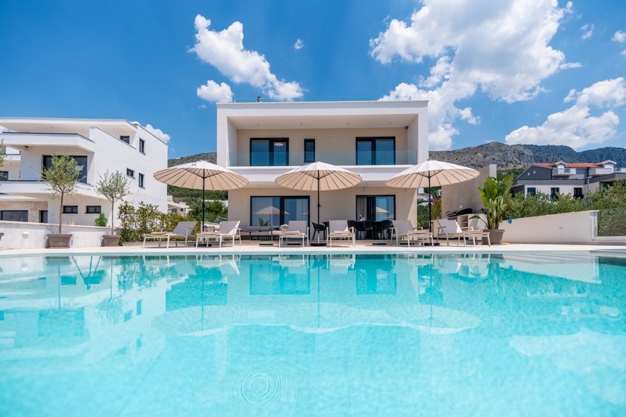 Modern villa with pool in Podstrana