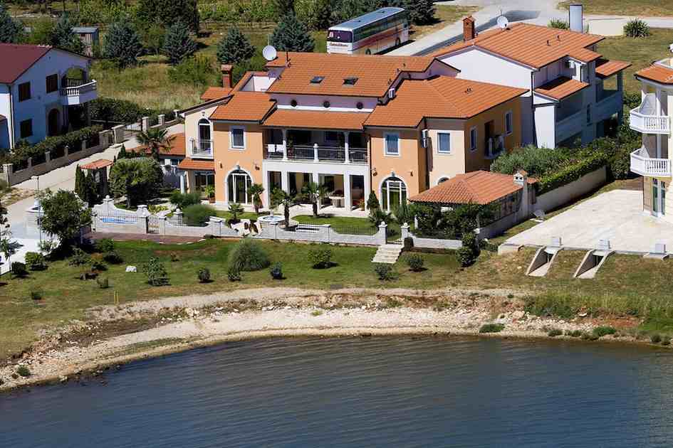 Real Estate Croatia - seafribt villa in Istria for sale