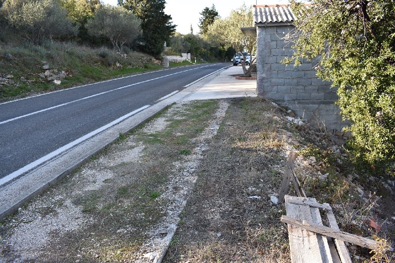 Back and street at property G371 in Croatia.